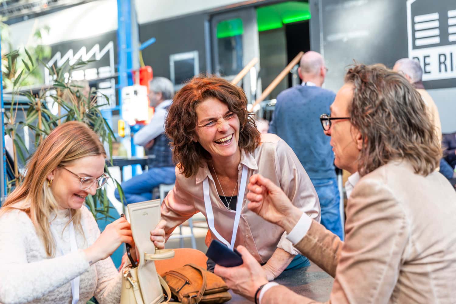 Bezoekers ontmoeten elkaar